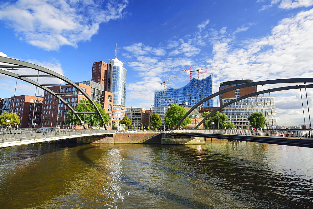 Bridge Niederbaumbruecke with Elbphilharmonie in the background, Warehouse district, Speicherstadt, Hamburg, Germany