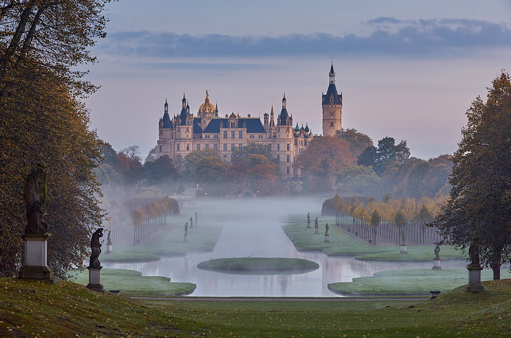 Castle gardens and Schwerin castle, Schwerin, Mecklenburg Vorpommern, Germany