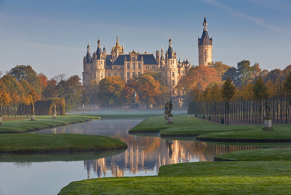 Castle gardens, Schwerin castle, Schwerin, Mecklenburg Vorpommern, Germany