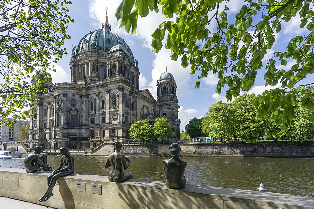 Three Girls and a Boy, Sculptures by Wilfried Fitzenreiter, Spree Riverside, Berlin Cathedral in the background, Berlin, Germany