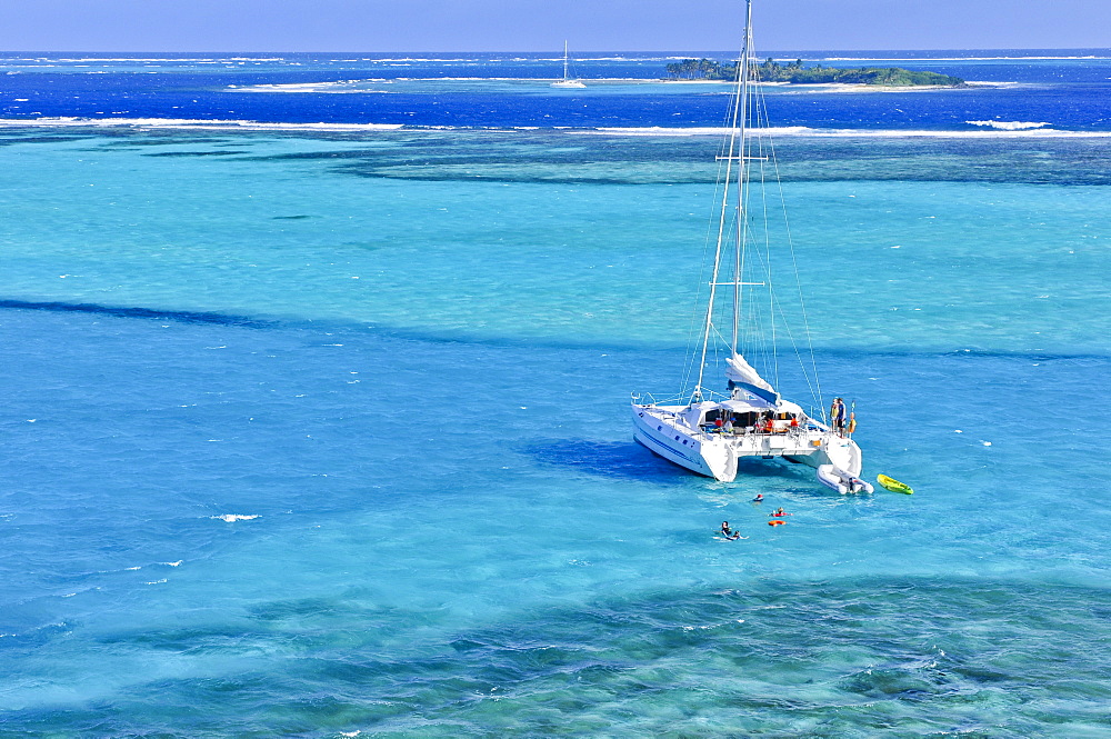 view from Jamesby island to sailing ships, catamaran and swimming tourists, sea, Horseshoe Reef, Tobago Cays, St. Vincent, Saint Vincent and the Grenadines, Lesser Antilles, West Indies, Windward Islands, Antilles, Caribbean, Central America