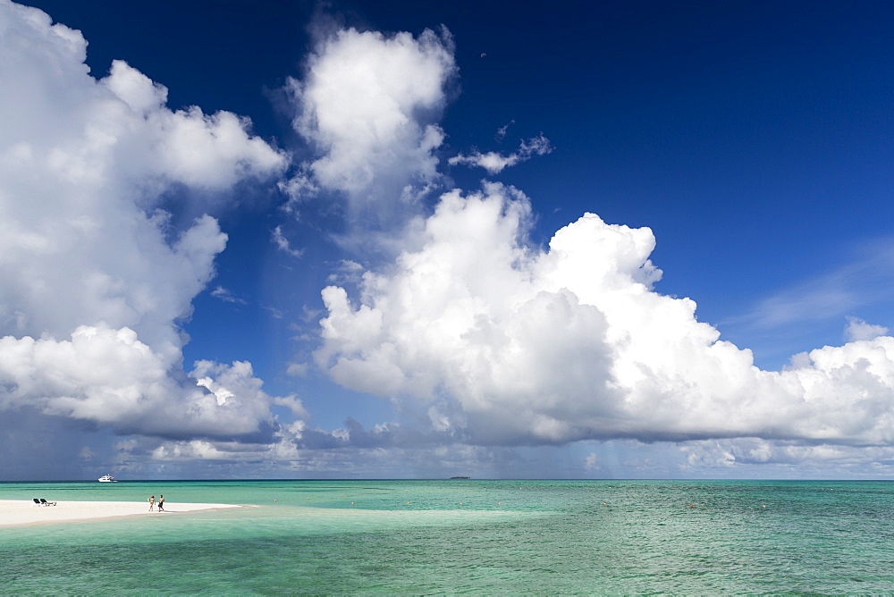 Beach walk at Meeru Island Resort, Meerufenfushi, North-Male-Atoll, Maldives