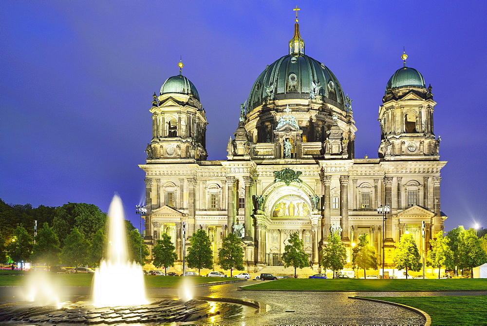 Lustgarten with fountain, looking towards the Berlin Cathedral, Berlin, Germany