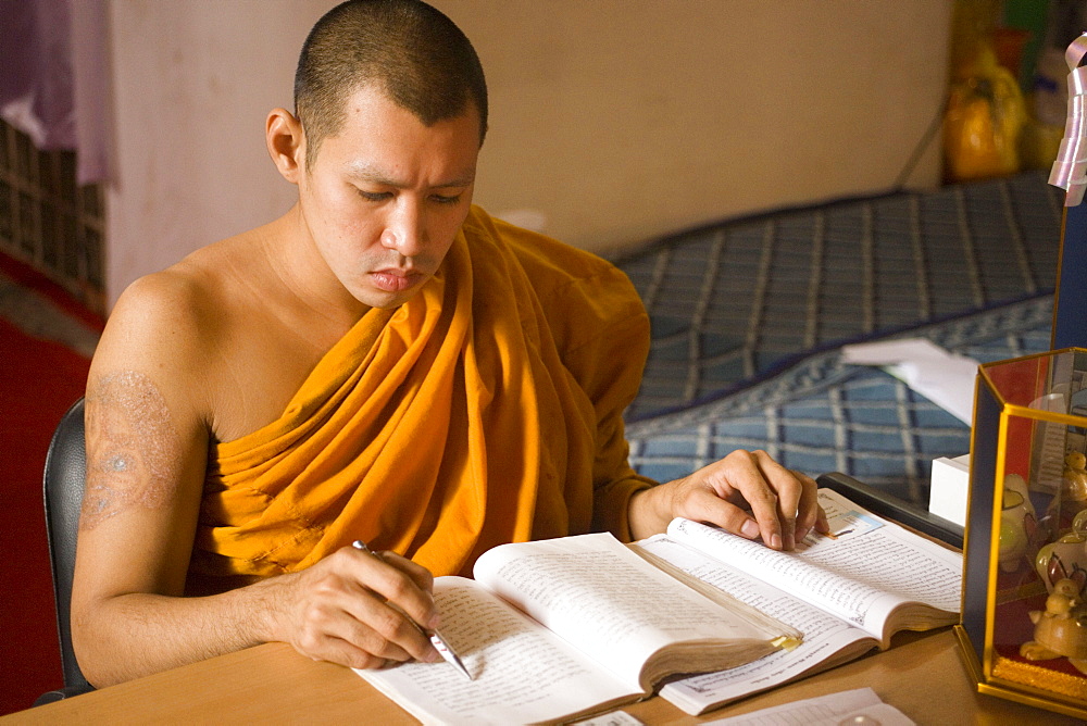 Young Buddhist monk studying, Wat Mahathat, Ko Ratanakosin, Bangkok, Thailand