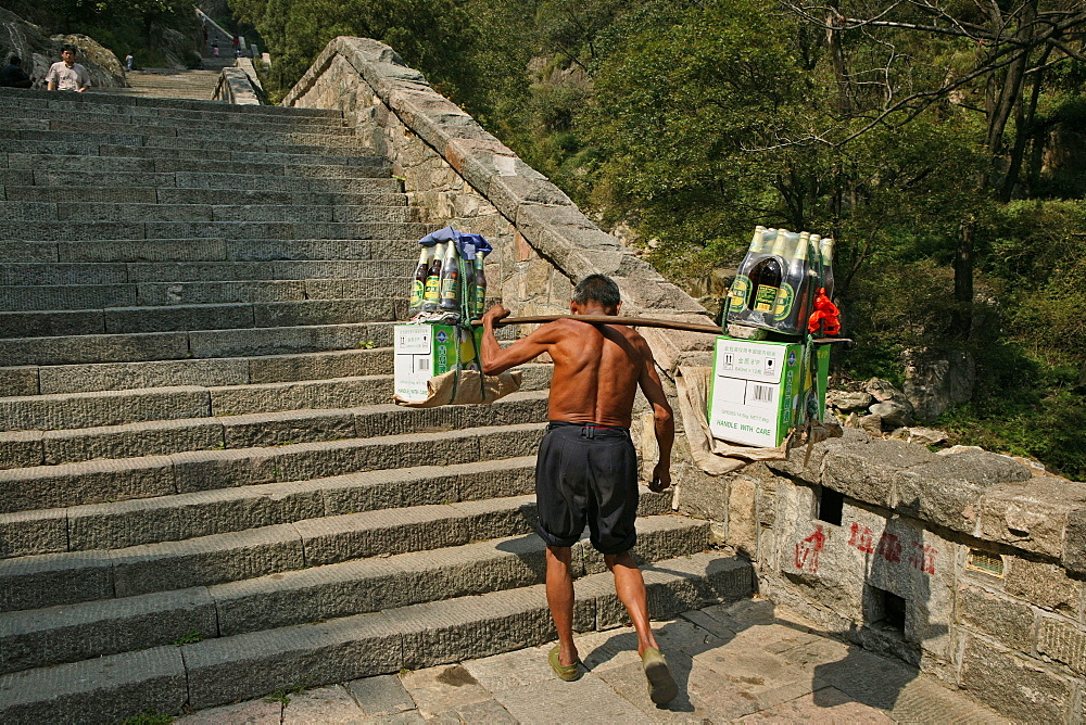 Porter, Stairway to Heaven, Tai Shan, Shandong province, Taishan, Mount Tai, World Heritage, China, Asia, UNESCO