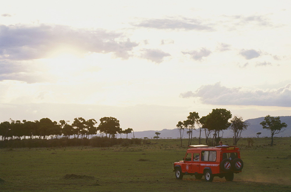 Safari car, evening mood next Mara River, Masai Mara National Reserve, Kenia, Africa