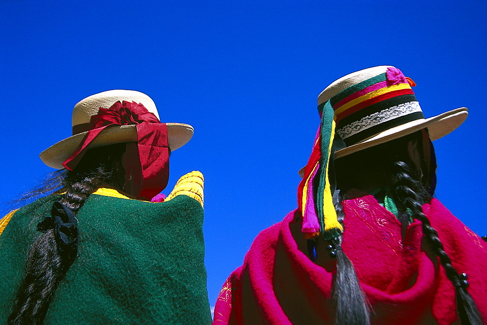 Local Indian women in traditional dress, Folklore, Peru, South America