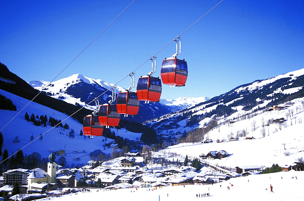 View to Saalbach-Hinterklemm, gondola lift Kohlmaibahn in foreground, Salzburg (state), Austria