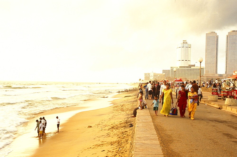 People on the beach and on the seaside promenade, Galle Face Green Beach, Colombo, Sri Lanka, Asia