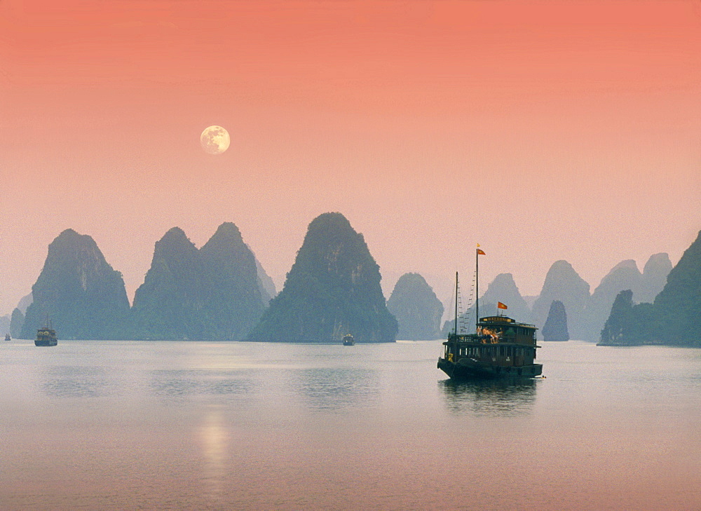 Junk in Halong Bay, Halong Bay, Vietnam