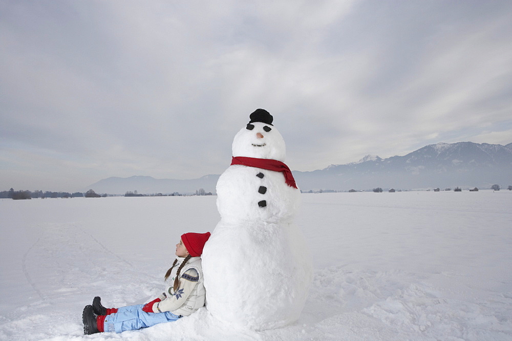 Girl 5-6 Years, lean against snowman