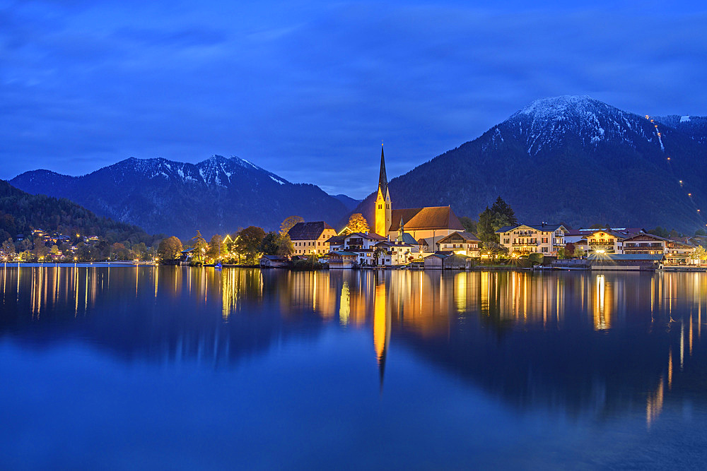 Tegernsee with Rottach-Egern at night, Bodenschneid and Wallberg in the background, Tegernsee, Upper Bavaria, Bavaria, Germany