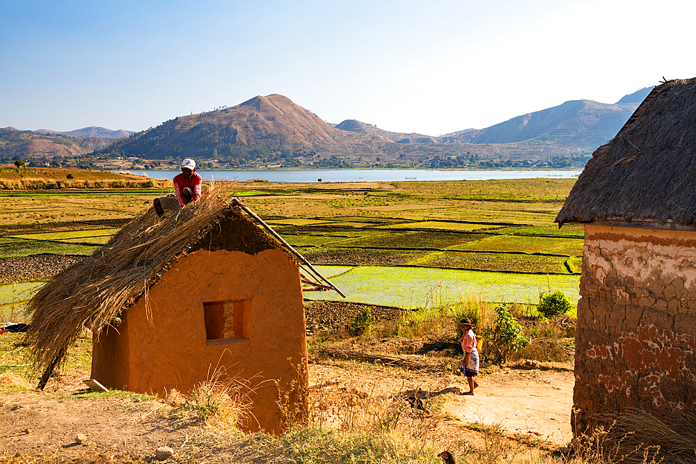 Houses on Lake Itasy, Lac Itasy, Merina tribe, highlands west of Antananarivo, Madagascar, Africa