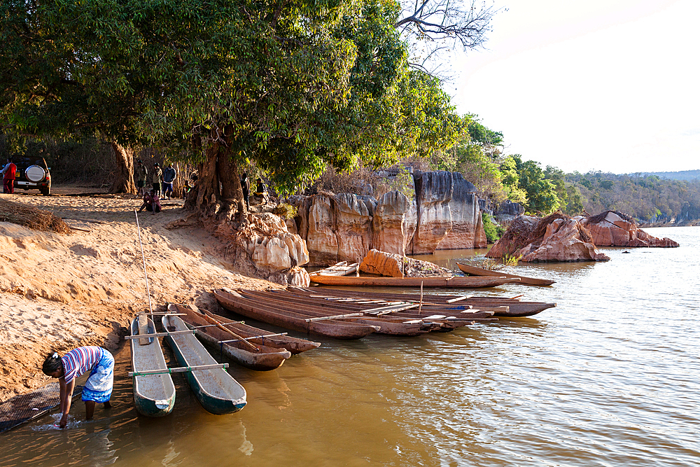 People and boats on the Manambolo River, Tsingy-de-Bemaraha National Park, Mahajanga, Madagascar, Africa