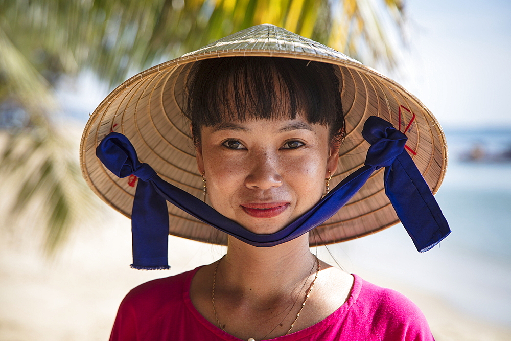 Cheerful waitress with conical hat in the restaurant and bar of the Ancarine Beach Resort on Ong Lang Beach, Ong Lang, Phu Quoc Island, Kien Giang, Vietnam, Asia