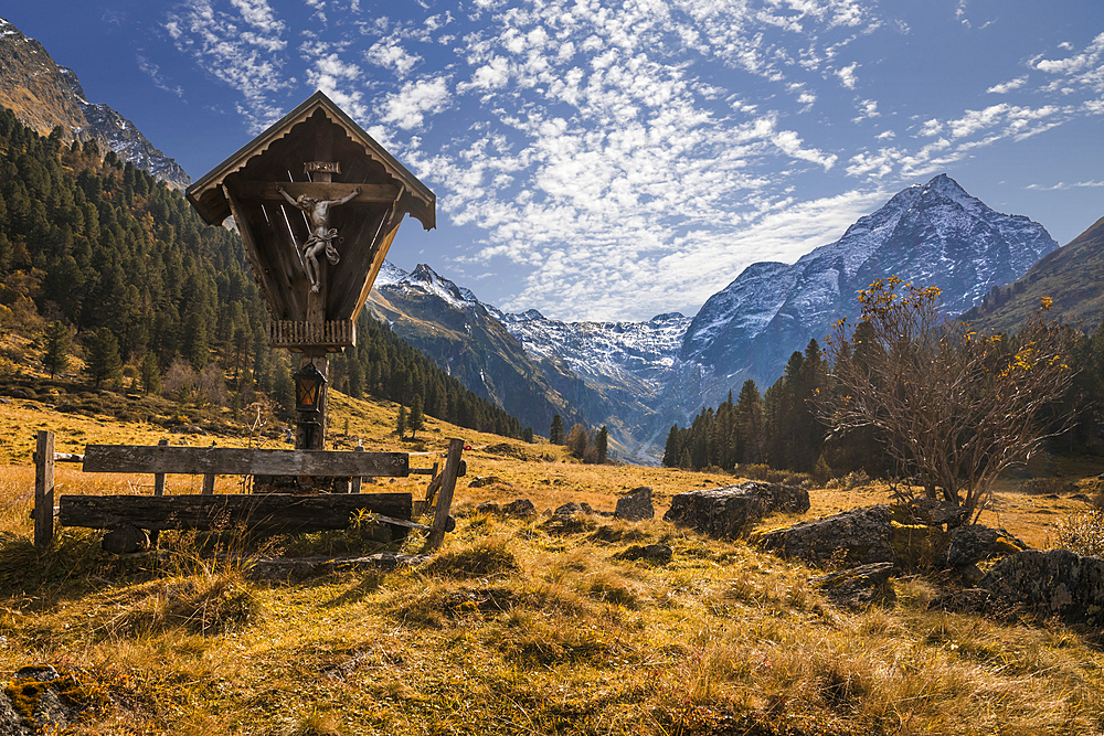 Marterl in Lüsenstal with Lüsener Fernerkogel (3,299 m), St. Sigmund im Sellrain, Stubai Alps, Tyrol, Austria