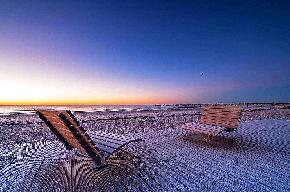 Beach sofas on the beach of Großenbrode at the blue hour, Ostseeheilbad Großenbrode, Großenbrode, Baltic Sea, Ostholstein, Schleswig-Holstein, Germany