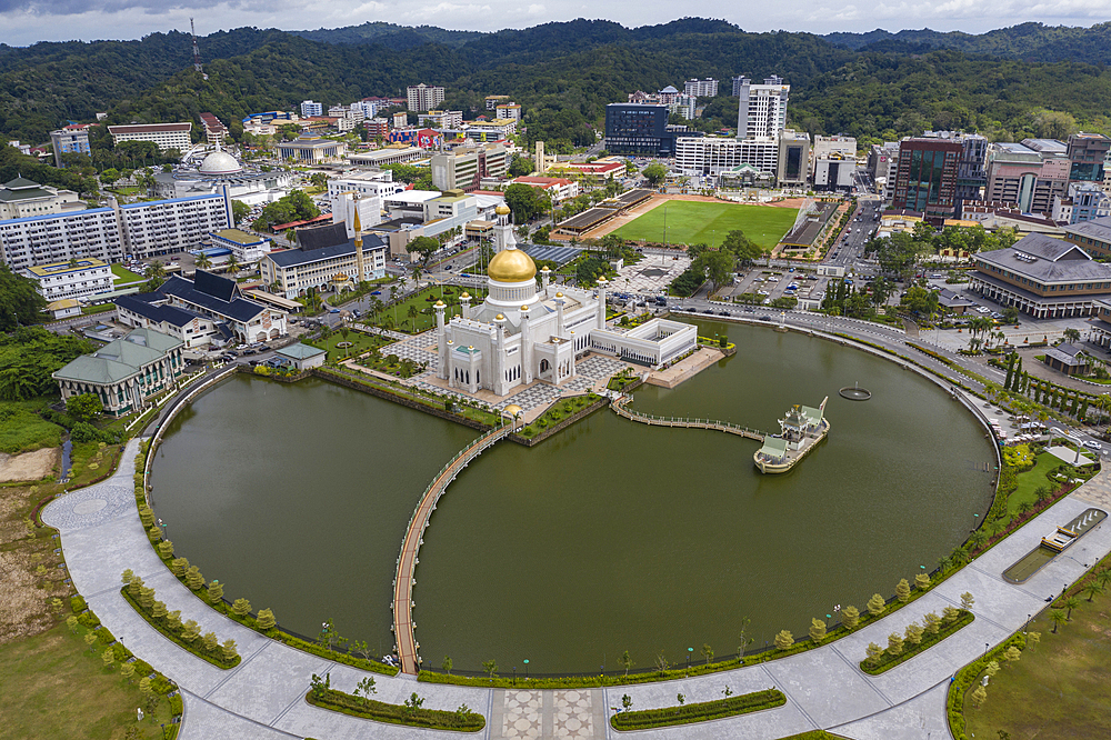 Aerial of parkland, Royal Barge, Omar Ali Saifuddien Mosque and downtown, Sungai Kedayan, Bandar Seri Begawan, Brunei-Muara District, Brunei, Asia