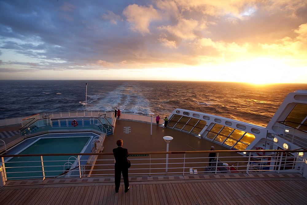 Passengers watching the sunset, Passengers on the afterdeck, Cruise liner, Queen Mary 2, Transatlantic, Atlantic ocean