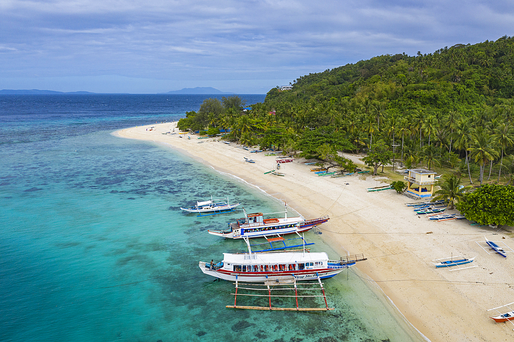 Aerial view of traditional Filipino Banca outrigger canoes on Nagosa Beach, Cobrador Island, Romblon, Romblon, Philippines, Asia