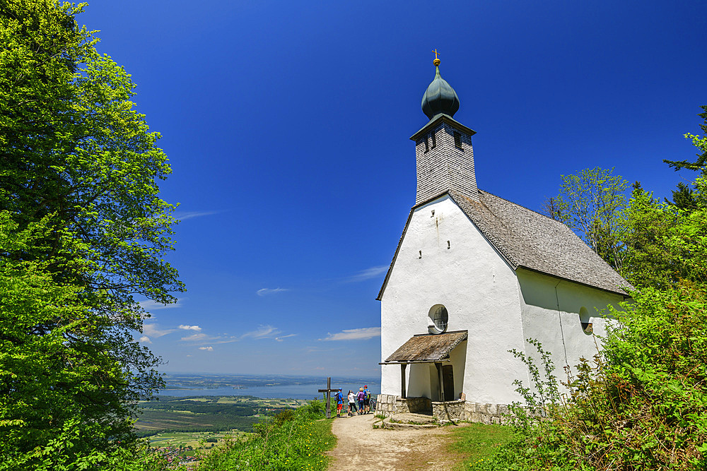 Schnappenkirche with Chiemsee in the background, Schnappenkirche, Hochgern, Chiemgau Alps, Salzalpensteig, Upper Bavaria, Bavaria, Germany