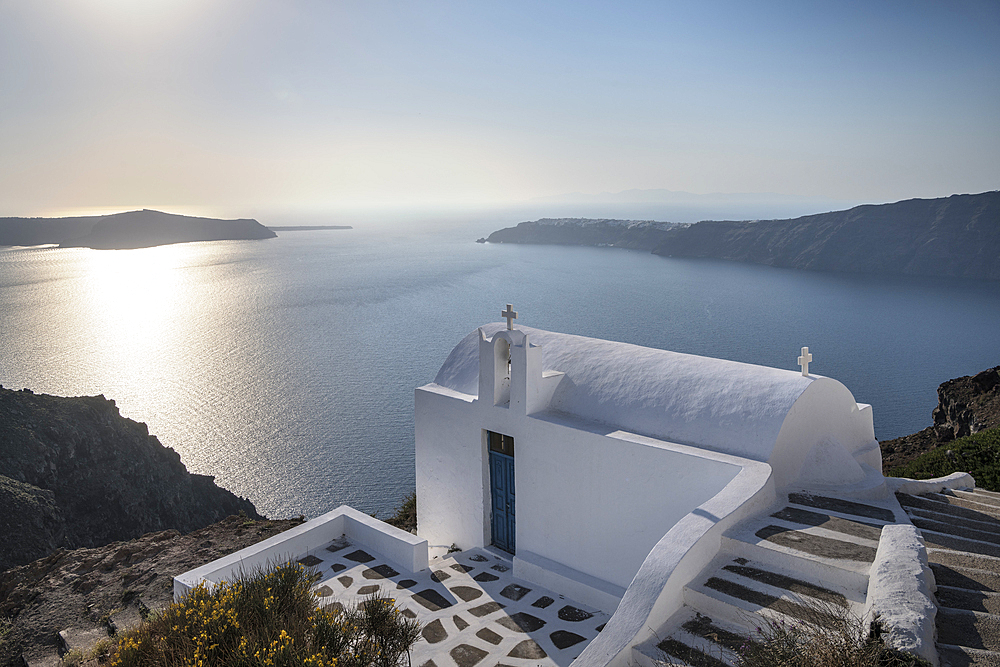 Greek orthodox chapel at Skaros rock, view from Fira to the caldera of Santorini, Santorin, Cyclades, Aegean Sea, Mediterranean Sea, Greece, Europe