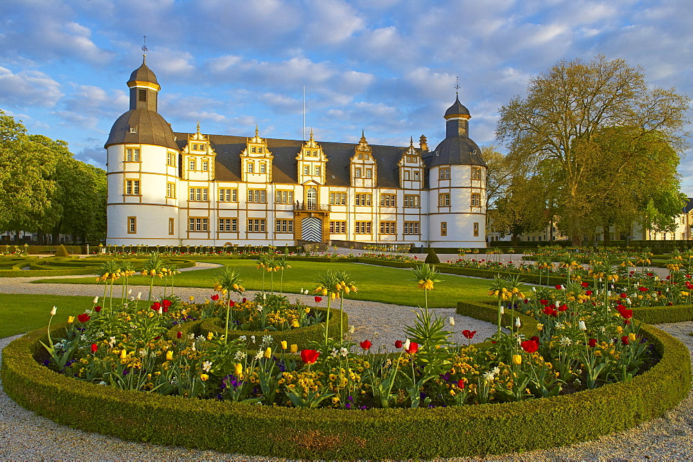 Schloss Neuhaus (castle), Early Weserrenaissance, Garden in Baroque style, Former residence of prince bishops of Paderborn, Strasse der Weserrenaissance, Schloss Neuhaus near Paderborn, Teutoburger Wald, Lippe, Northrhine-Westphalia, Germany, Europe