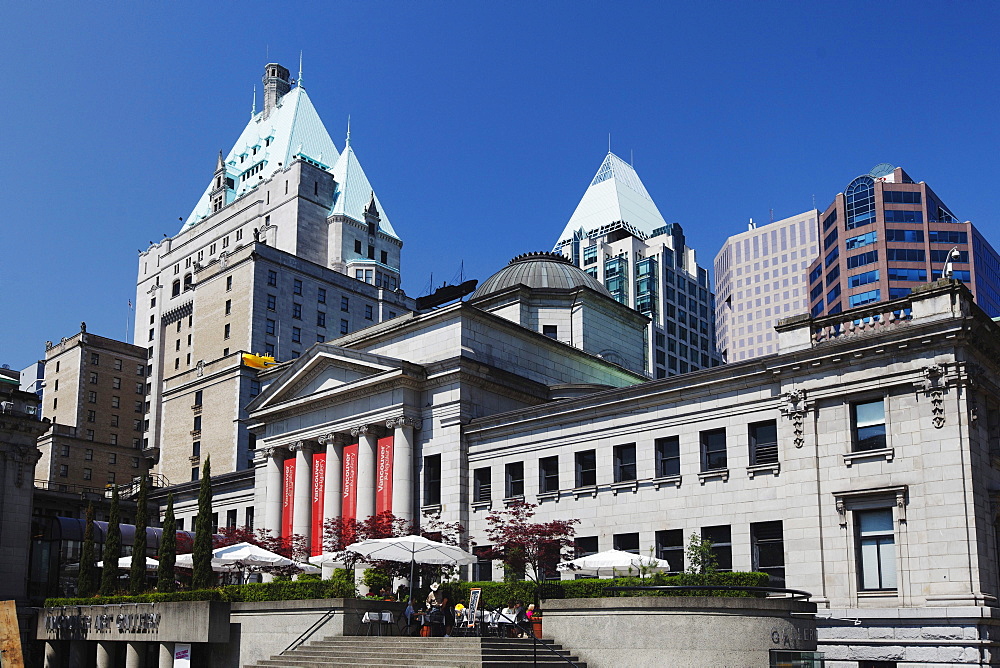 Cafe in front of Vancouver Art Gallery, Vancouver City Center, Faimont Hotel, Skyscaper, Canada, North America