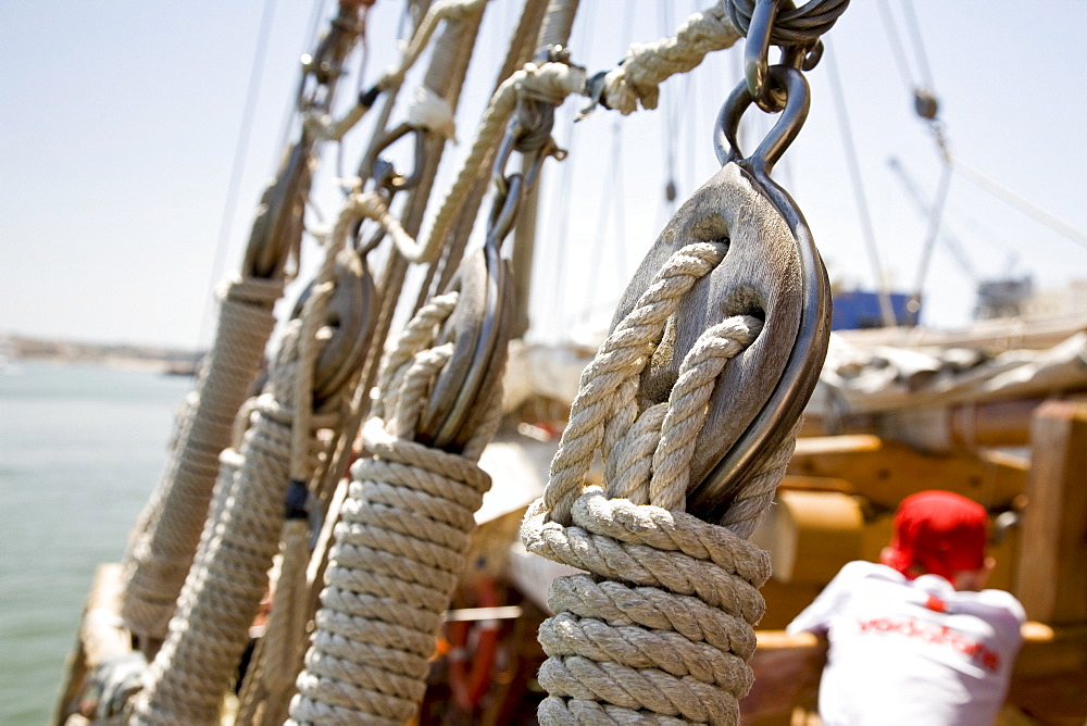 Rope with knots, sailing boat Santa Bernada, now taking tourists along the steep coast of the Algarve, Portimao, Algarve, Portugal