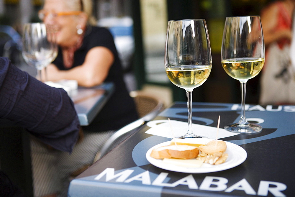 Two glasses of white wine, Gran Malabar, Trieste, Friuli-Venezia Giulia, Upper Italy, Italy