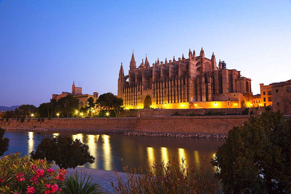 Cathedral La Seu at Palma and Parc de la Mar at dawn, Mallorca, Balearic Islands, Mediterranean Sea, Spain, Europe