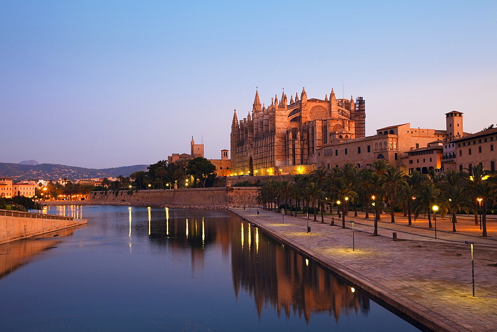 Cathedral La Seu at Palma and Parc de la Mar at dawn, Mallorca, Balearic Islands, Mediterranean Sea, Spain, Europe