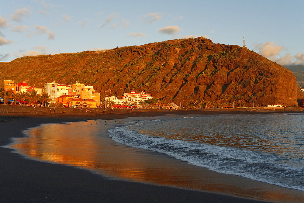 Coastal landscape and beach, Puerto de Tazacorte, UNESCO Biosphere Reserve, Atlantic ocean, La Palma, Canary Islands, Spain, Europe