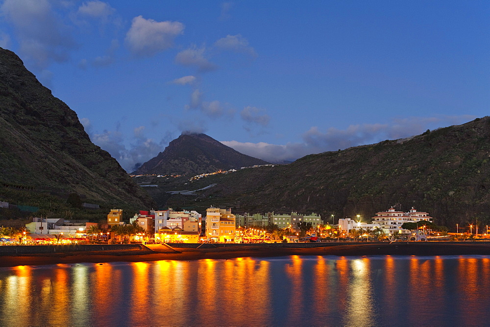 Pico Bejenado (1857m), peak of the extinct volcano crater Caldera de Taburiente and coast at dusk, Puerto de Tazacorte, UNESCO Biosphere Reserve, Atlantic ocean, La Palma, Canary Islands, Spain, Europe