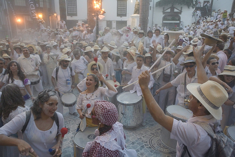 Drums at the talcum powder battle, local festival, revival of the homecoming for emigrants, Fiesta de los Indianos, Santa Cruz de La Palma, La Palma, Canary Islands, Spain, Europe