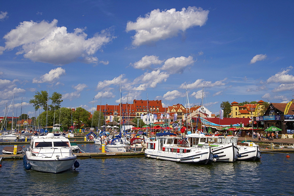 Boats at the marina of Mikolajki (Nikolaiken) on Lake Mikolajskie, Mazurskie Pojezierze, Masuren, East Prussia, Poland, Europe