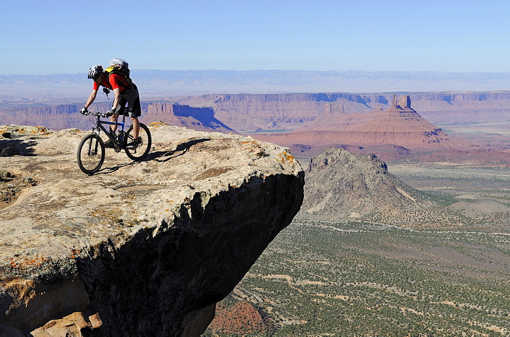 Mountain biker, Porcupine Rim Trail, Castle Valley, Moab, Utah, USA