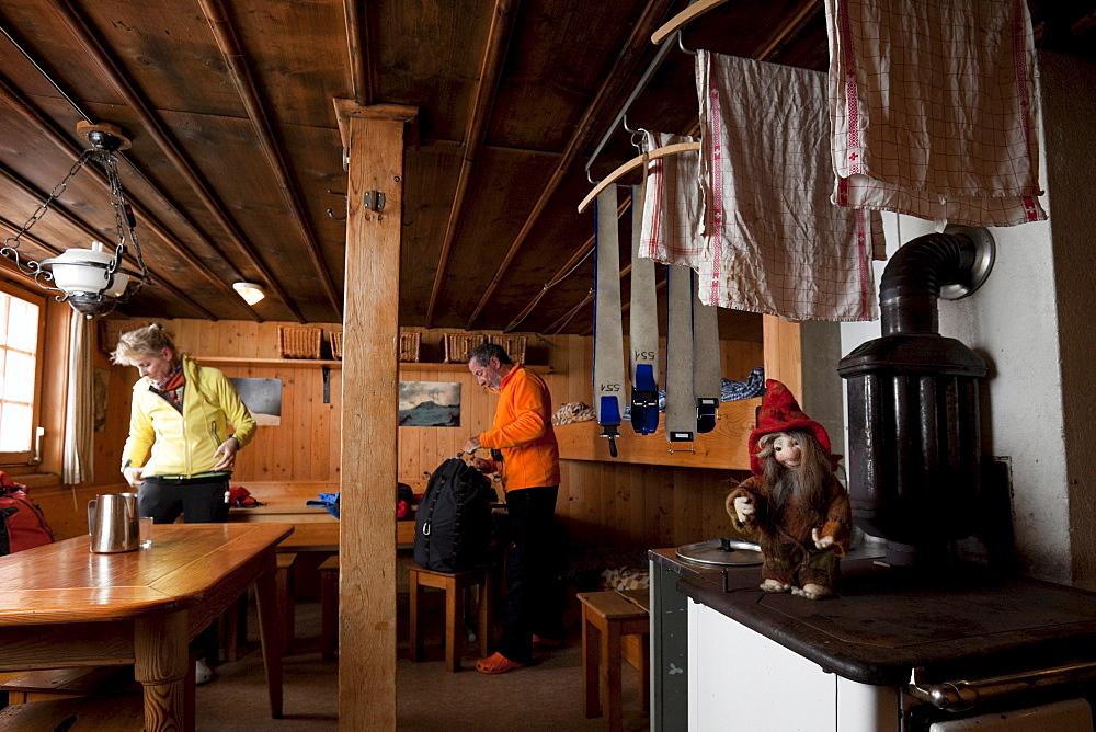 Couple in a Albert Heim mountain lodge, Urner Alps, Canton of Uri, Switzerland