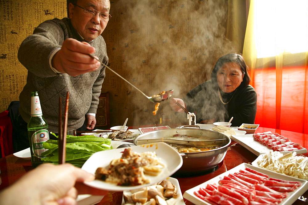 Chinese couple eating at a restaurant, Peking, Beijing, China, Asia