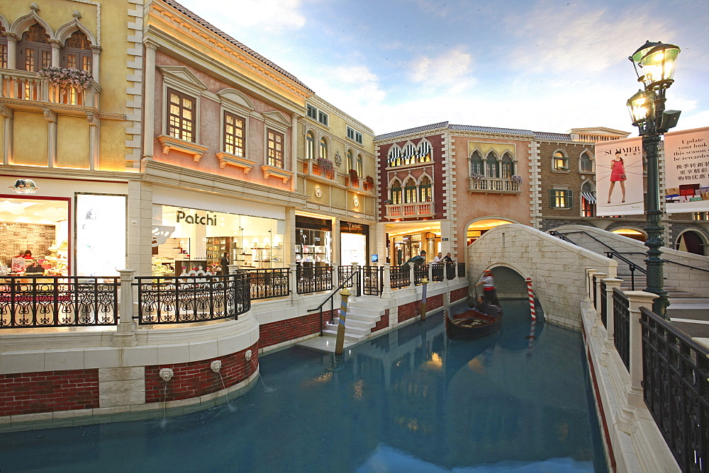 Shops and canal with gondola at Venetian Casino Resort, Macao, Taipa, China, Asia