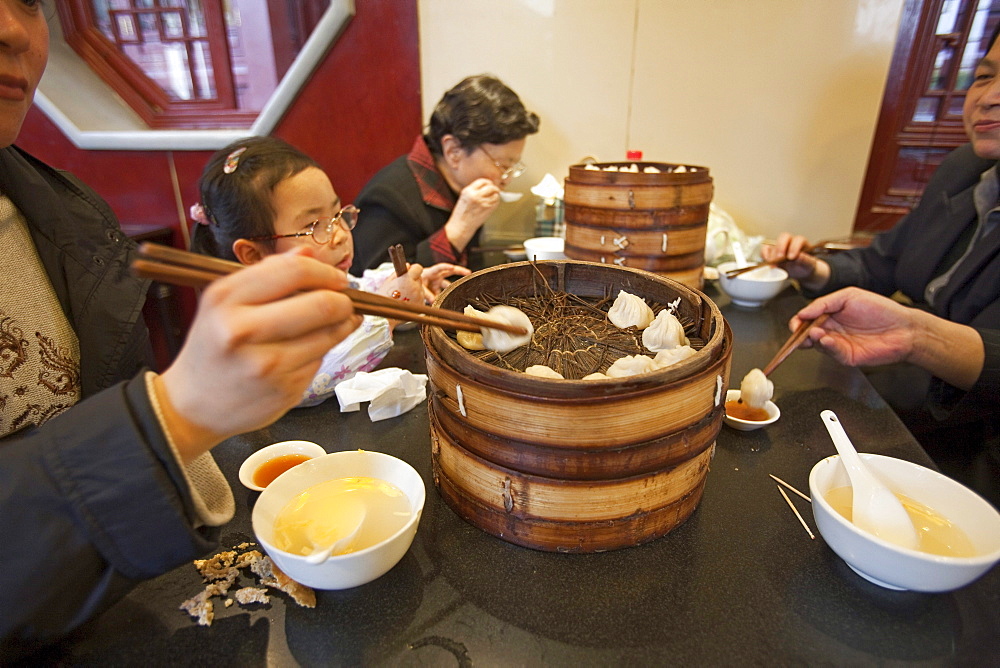 Chinese family eating at Huxinting Teahouse, Yu Yuan Garden, Nanshi, Feng Shui, Shanghai, China, Asia