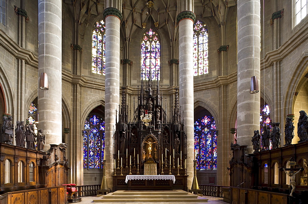 Interior view with altar, Heilig Kreuz Muenster in Schwaebisch Gmuend, Baden-Wuerttemberg, Germany, Europe