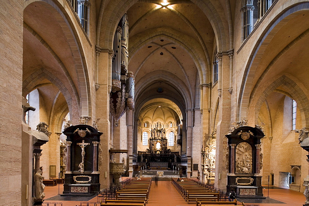 Altar in Trier cathedral, Cathedral of St. Peter, UNESCO world cultural heritage, Trier, Rhineland-Palatinate, Germany, Europe