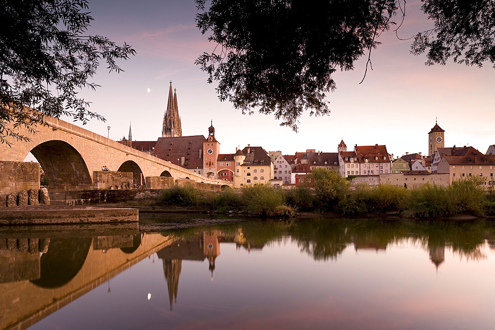 Stone bridge and Regensburg cathedral, cathedral of St. Peter, Unesco World Cultural Heritage, Donau, Regensburg, Upper Palatinate, Bavaria, Germany, Europe