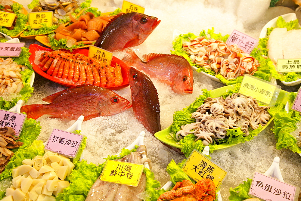 Tropical fish and seafood on ice at a restaurant, Chinese cuisine, Kenting, Kending, Republic of China, Taiwan, Asia