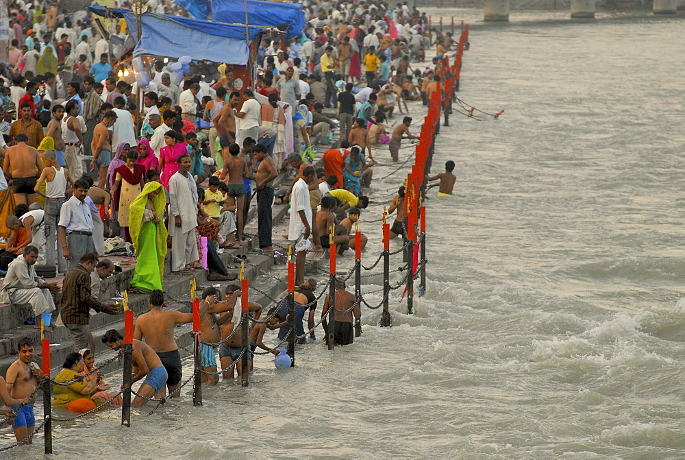 Aahrti ceremony, bathing pilgrims at Hari Ki Pairi Ghat river in the evening, Haridwar, Uttarakhand, India, Asia