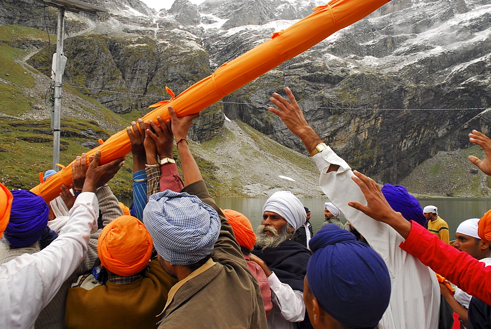 Sikh pilgrims at holy Hemkund lake, Garhwal Himalaya, Uttarakhand, India, Asia