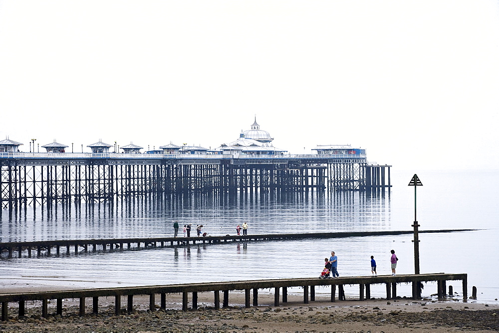 View of the 670 meters long Victorian pier, the most prominent landmark of the seaside resort town of Llandudno, Conwy County Borough, Wales, Great Britain, United Kingdom, UK, Europe