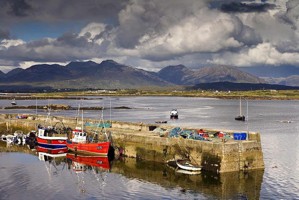 The port of the fishing village Roundstone, Connemara, Co. Galway, Ireland, Europe