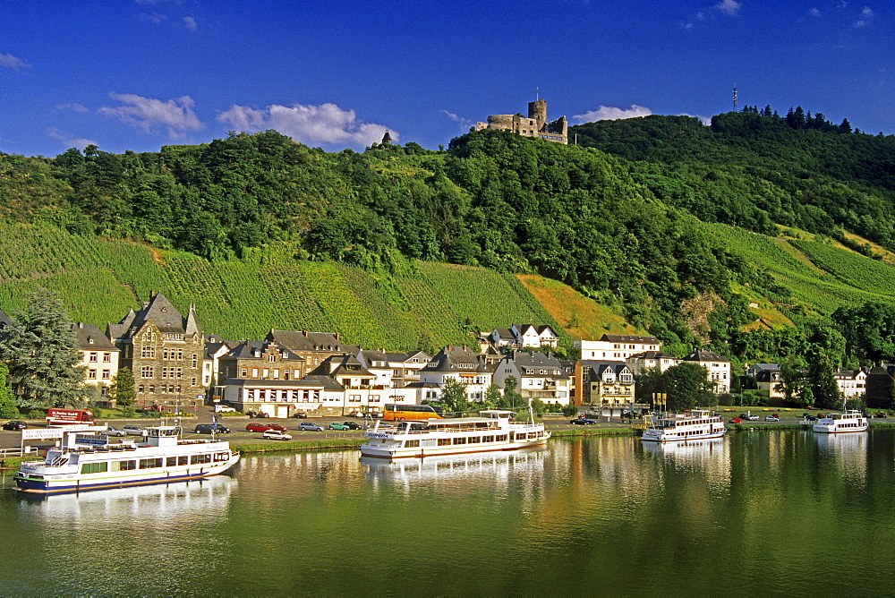 Landshut castle above Bernkastel-Kues, excursion boats at the riverbank, Mosel, Rhineland-Palatinate, Germany